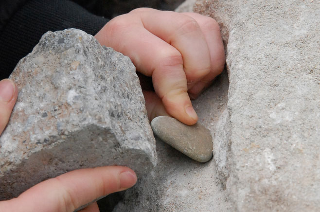 Kind mit Steinen